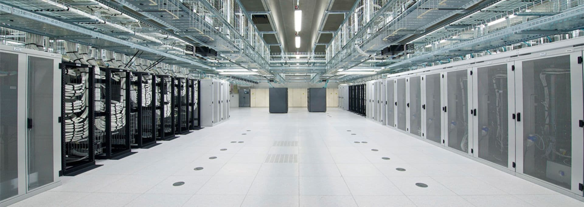 Phòng máy chủ sáng, gọn gàng với các tủ rack và hệ thống cáp